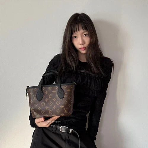 루이비통 네버풀 반둘리에 인사이드 아웃 BB 모노그램 블랙(태연 착용) · 장** 고객님
