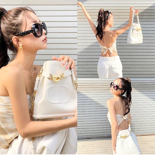 디올 미디움 세 디올 백 CD 엠보스드 버킷백 화이트 (기은세 착용)