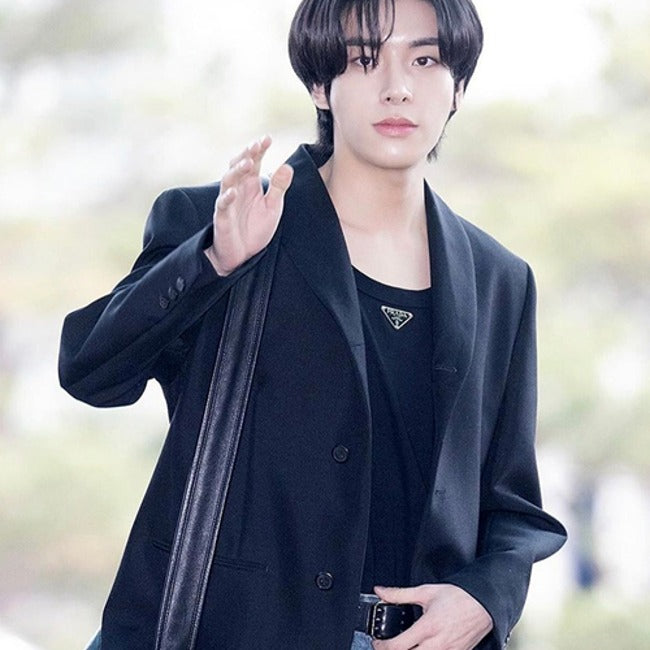 (국내배송, 당일출고) 프라다 트라이앵글 넥플레이트 반팔티셔츠 (제이크 착용)