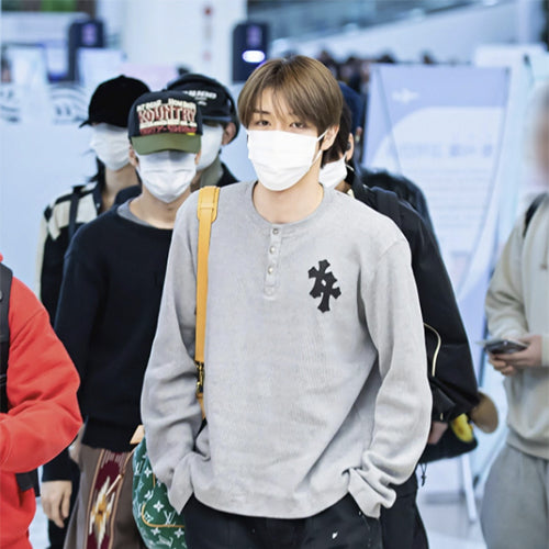 크롬하츠 헨리넥 크로스 와펜 롱슬리브 긴팔 티셔츠 (박서준,성찬 착용)