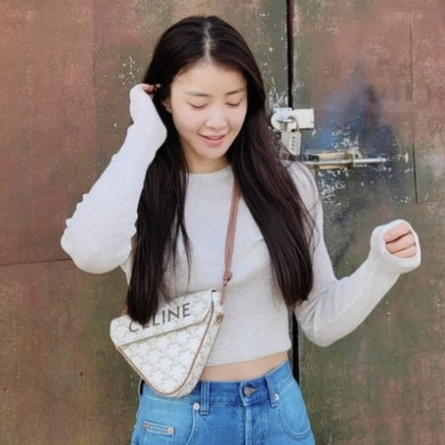 셀린느 트리오페 캔버스 트라이앵글 크로스백 화이트 (이시영 착용)