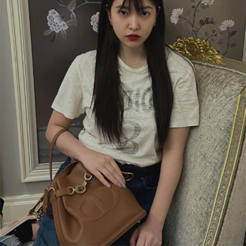 디올 미디움 세 디올 백 CD 엠보스드 버킷백 새들 (예리 착용)