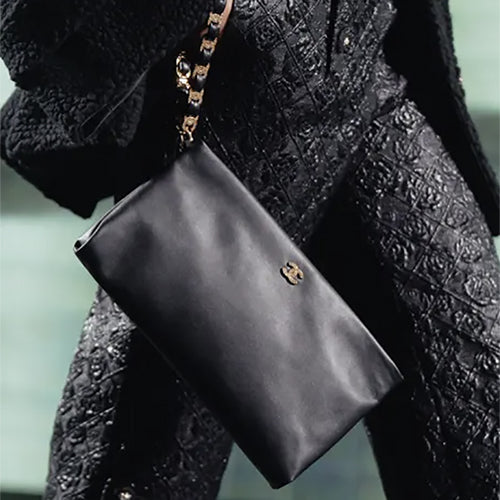 샤넬 핸들 파우치 CC로고 스트랩 골드 메탈 블랙