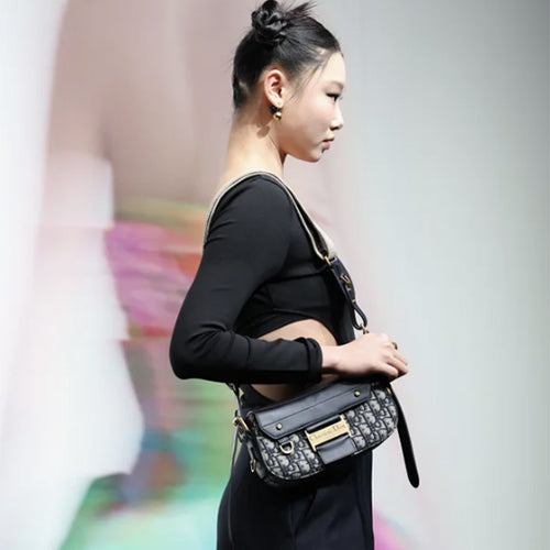 디올 오블리크 스트릿시크 스몰 크로스백 (배윤영 착용)