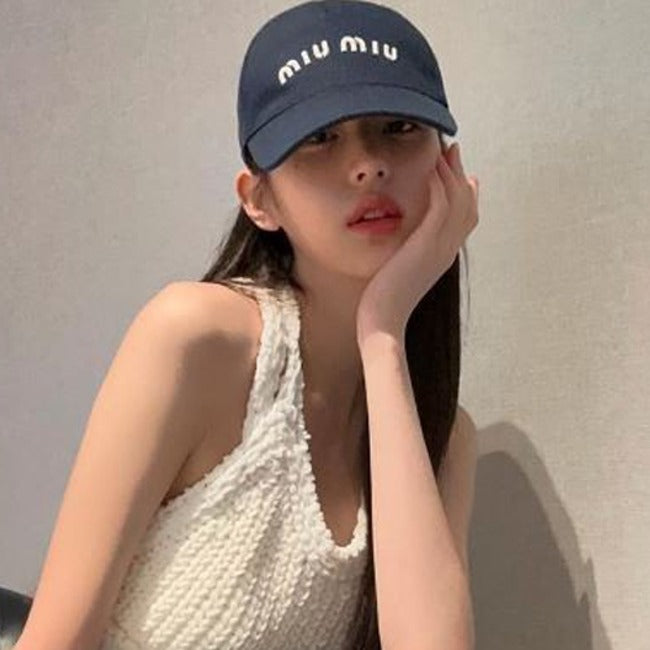(국내배송) 미우미우 로고 자수 볼캡 (장원영 착용)