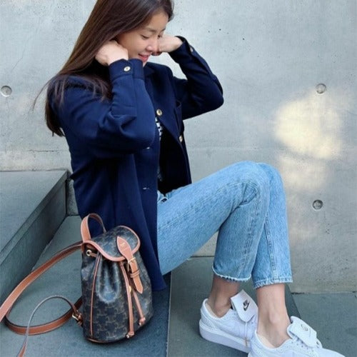 셀린느 트리오페 캔버스 폴코 백팩 탄 (이시영 착용)